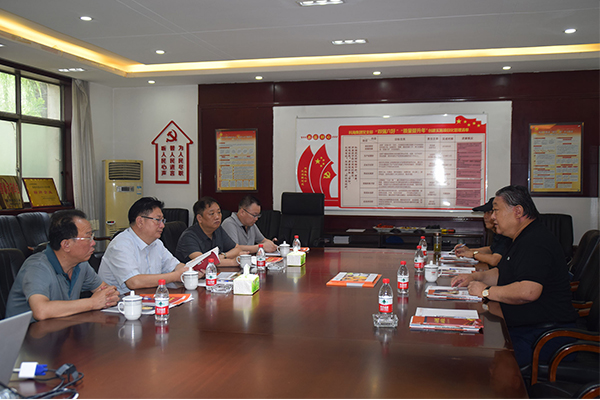 臨汾市市場(chǎng)監(jiān)督管理局局長(zhǎng)、非公企業(yè)黨委書(shū)記張東紅<br>在科海集團(tuán)調(diào)研非公黨建工作